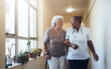 Comment choisir l’auxiliaire de vie idéale pour une personne âgée souffrant d’incontinence ?