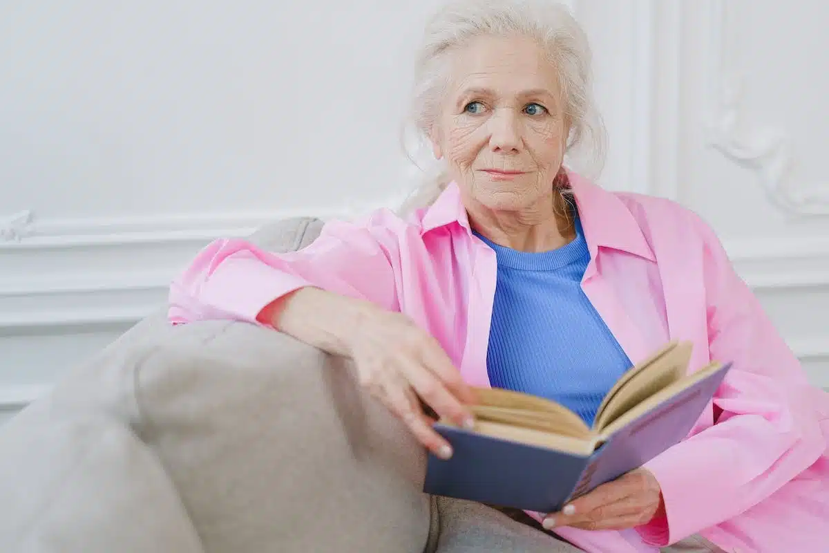 personne âgée  lecture