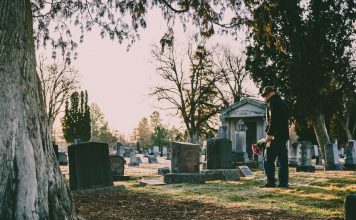 Que faire quand on visite la tombe d’un être cher ?