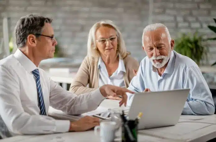 Les critères de sélection d'une complémentaire santé adaptée aux besoins des seniors