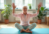 Femme senior souriante faisant du yoga dans une pièce lumineuse