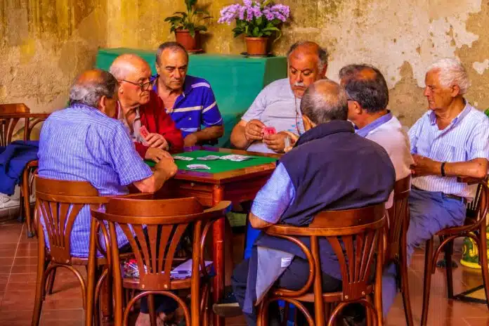 groupe de retraités jouant ensemble